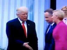 ПЕРВАЯ ЛЕДИ ПОЛЬШИ ПРОИГНОРИРОВАЛА ПРОТЯНУТУЮ ТРАМПОМ РУКУ