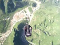 Экстремал в вингсьюте пролетел над Великой Китайской стеной