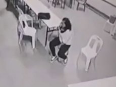 На видео засняли нападение призрака на девушку