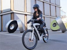 Немцы создали электроцикл с багажником под рамой