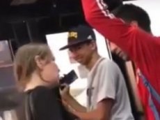 Россиянка продемонстрировала болельщику из Колумбии необычный способ знакомства