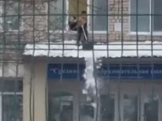 В Приморье школьник без одежды убирал снег с крыши школы