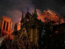 В Сети появилось видео пожара внутри собора Парижской Богоматери
