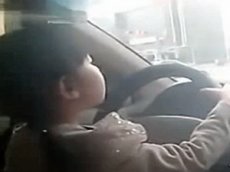 Маленькая девочка, управлявшая авто под руководством отца, шокировала интернет