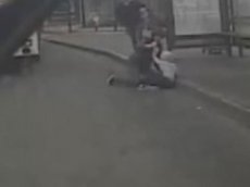 В Красноярске три человека выпали из движущегося автобуса