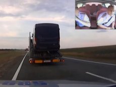 Сотрудники ГАИ выпустили 90 пуль по колёсам грузовика