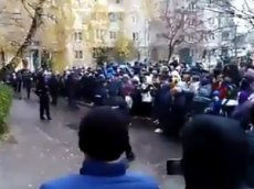 В Курске разгневанная толпа потребовала расправы над педофилом-убийцей (Осторожно, мат!)