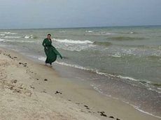 В Сети высмеяли Савченко, купающуюся в море в платье