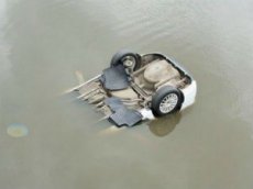 Падение машины в реку в центре Казани