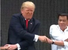 В соцсетях высмеяли рукопожатие Трампа на саммите АСЕАН
