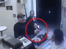 Сотрудники пиццерии отбились от вооруженных грабителей тарелкой