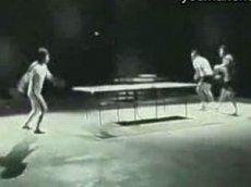 Брюс Ли играет в пинг-понг нунчаками