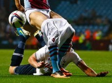 Защитник "Тоттенхэма" спас свои ворота, стянув с соперника трусы