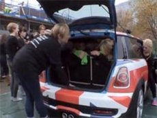 Новый MINI-рекорд: в машину набилось 28 гимнасток