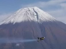 «Jet Man» девять раз облетел вокруг Фудзиямы