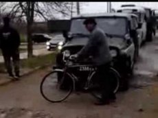 Крымчанин на велосипеде блокировал колонну российских войск