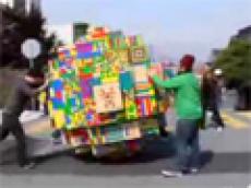Гигантский шар из Lego прокатили по улице поклонники Индианы Джонса