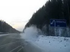 Малолитражку снесло порывом ветра с дороги