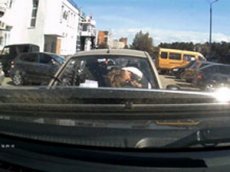 Блондинка влетела во внедорожник во время парковки