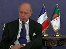 Глава МИД Франции заснул на переговорах в Алжире