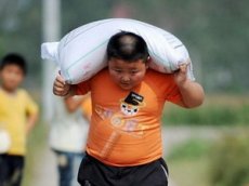 7-летний китаец передвинул 2-тонный автомобиль