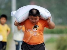 7-летний китаец передвинул 2-тонный автомобиль