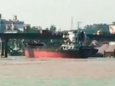 100-метровый корабль врезался в мост на юге Китая