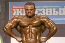 Олег Емельянов победил на чемпионате Европы по бодибилдингу