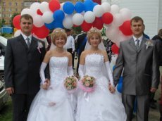 Братья-близнецы женились на сестрах-близняшках