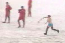 В Барнауле зимой футбольные болельщицы бегают по полю топлес