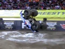 Переднее сальто на монстр-траке