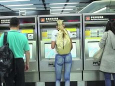 Девушка прошлась по Гонконгу в одном нижнем белье