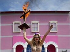 Femen распяли и поджарили куклу Барби