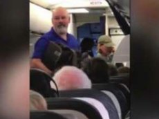 Женщину-пилота в США сняли с рейса после ее речи о Трампе