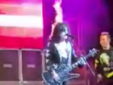 На шоу двойников Kiss один из вокалистов загорелся на сцене