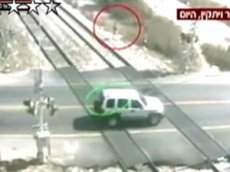 По израильтянке проехал поезд, она встала и пошла