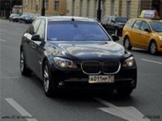 Министр образования не сдержал обещания и ездит с "мигалкой"