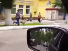 Брянцы сняли видео погони мальчика за собакой с зонтом