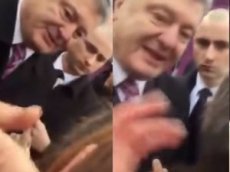 Порошенко на митинге ударил девушку по лицу