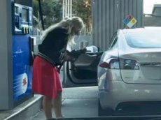 Блондинка попыталась заправить Tesla Model S бензином