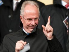 Экс-наставник сборной Англии Эрикссон рекламирует салфетки