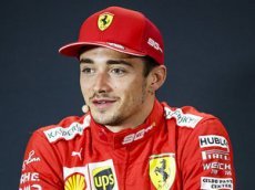 Шарль Леклер рулит одной рукой на скорости 300 км/ч