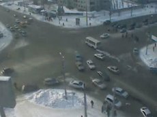 Пьяный челябинский инспектор смел толпу людей