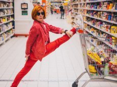 Бабушка-блогер снимает забавные видео и садится на шпагат