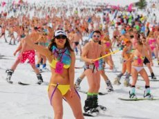 1800 сноубордистов и лыжников скатились с горы в купальниках в Сочи