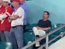 Фанат уснул на стадионе во время самого дорогого матча планеты