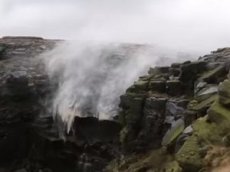 В Шотландии шторм «повернул вспять» водопад