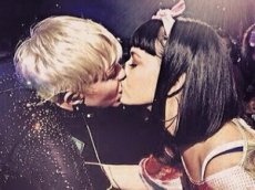 Майли Сайрус и Кэти Перри: поцелуй во время концерта