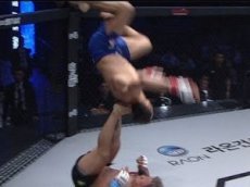 Боец ММА нокаутировал соперника, устроив акробатическое шоу