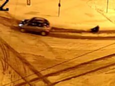 МУЖЧИНА ПРОКАТИЛСЯ ПО ПЕТРОЗАВОДСКУ НА САНКАХ, ПРИВЯЗАННЫХ К АВТОМОБИЛЮ